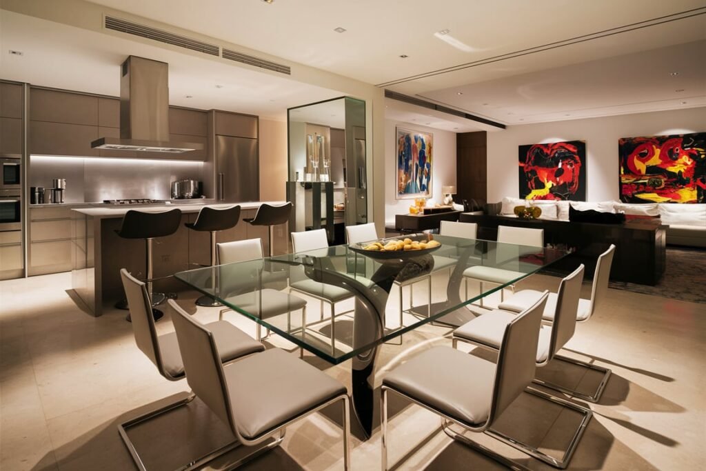 Contemporary Elegance: Open-Plan Dining Room Layout