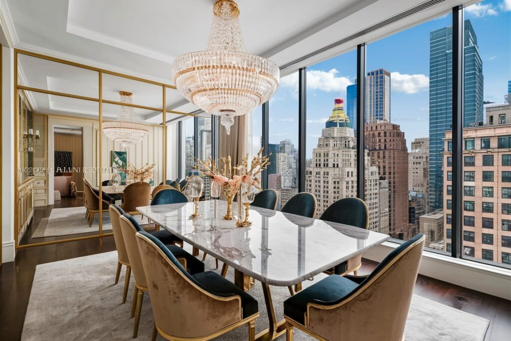 Sophisticated Luxury: Open-Plan Dining Room Layout