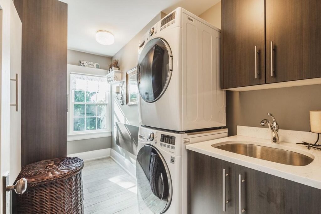 Contemporary and Space-Saving Laundry Room Design
