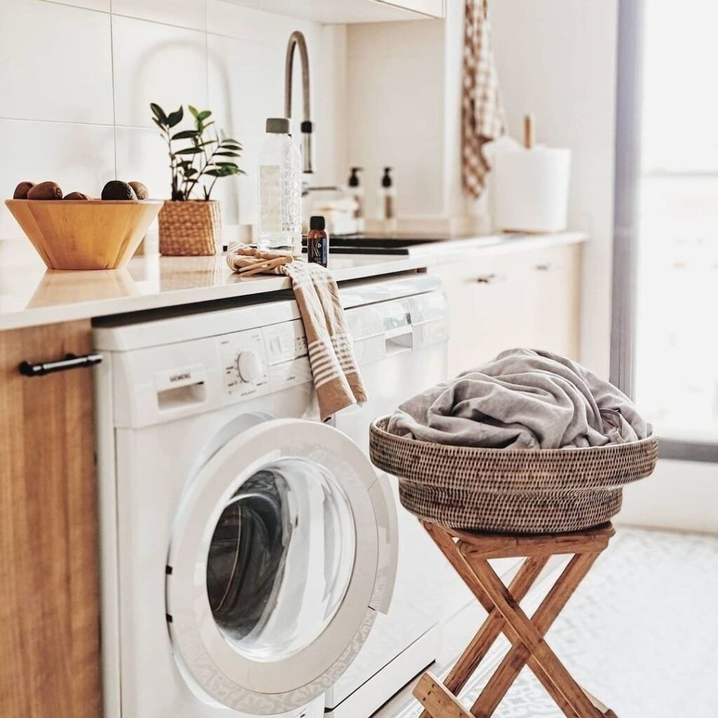 Minimalist and Natural Laundry Room Design
