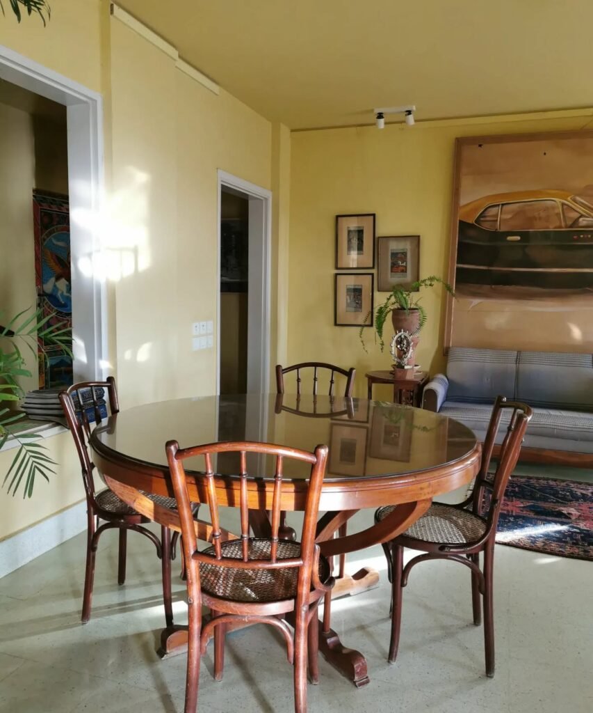 Classic Vintage Round Dining Room Setup
