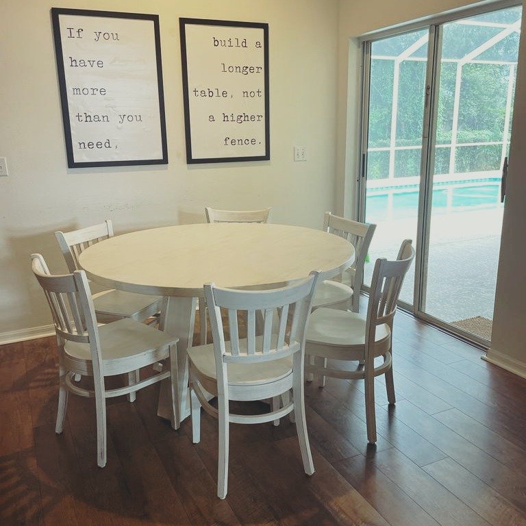 Cozy and Inviting Round Dining Space
