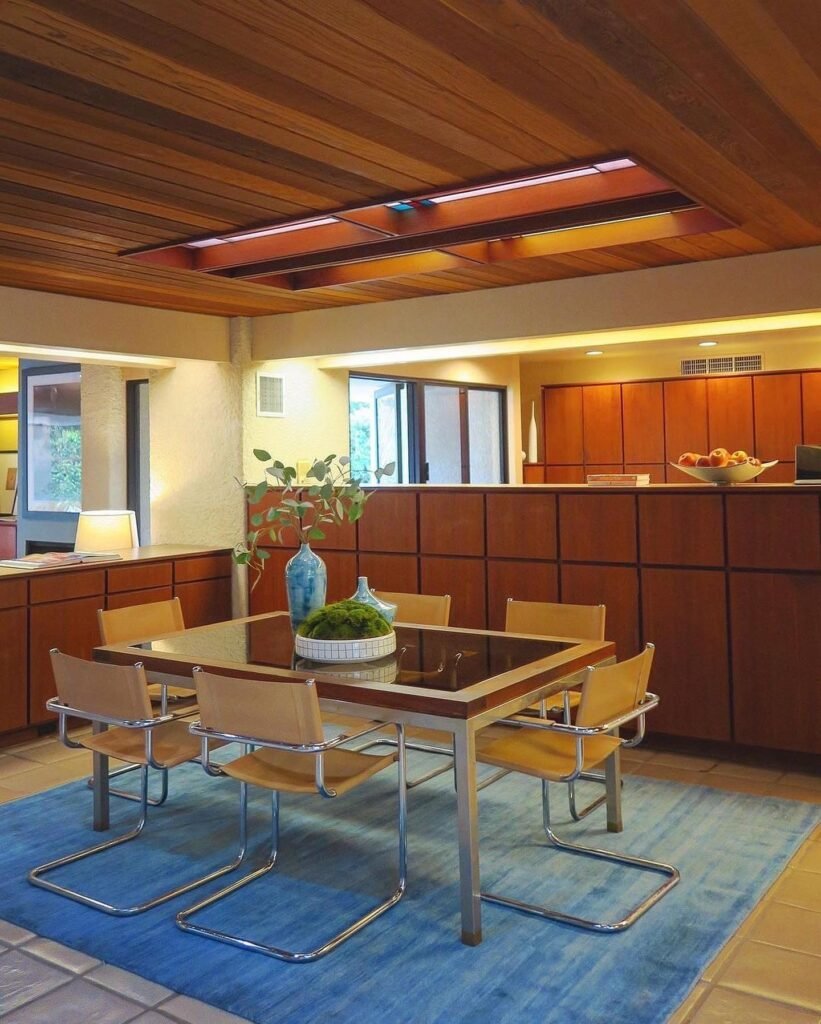 Mid-Century Modern Dining Room with Timeless Elegance
