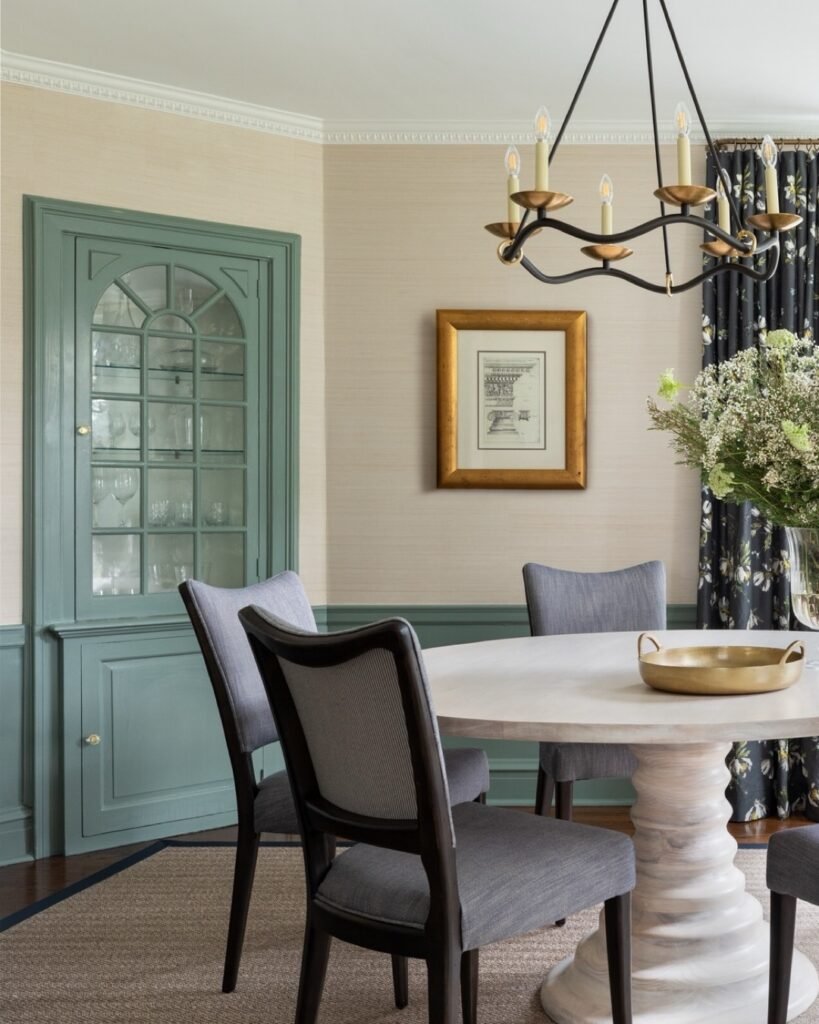 Sophisticated Elegance A Moody Dining Room with Timeless Appeal

