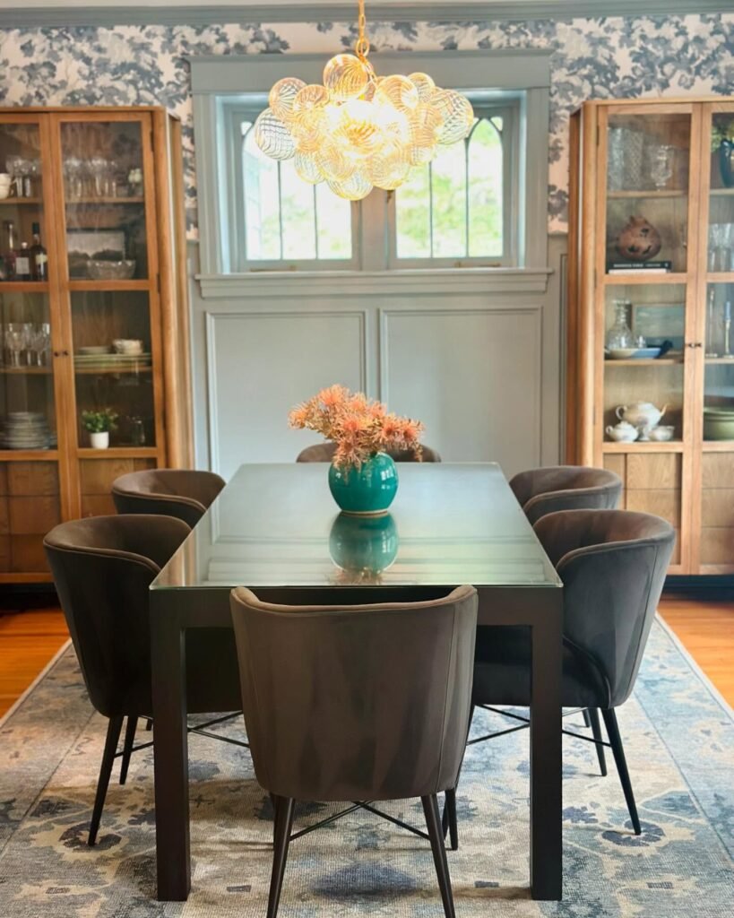 Timeless Elegance A Sophisticated Dining Space with Modern Charm

